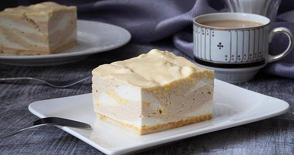 Ciasto z brzoskwiniami, kawą i śmietaną, bez pieczenia