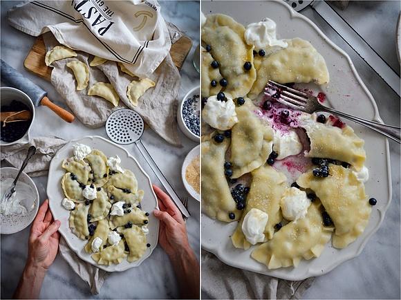 Pierogi z jagodami i cienkim ciastem