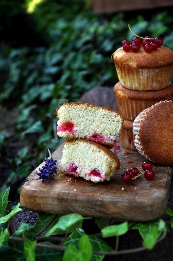 Muffiny bezglutenowe z porzeczkami