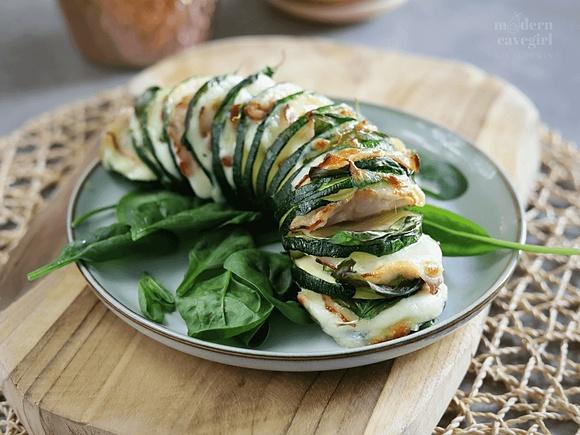 Keto cukinia hasselback z boczkiem i mozzarellą