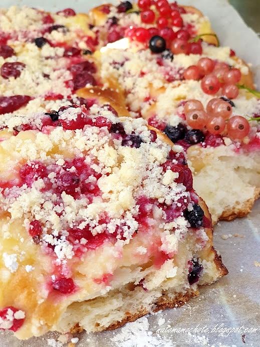 Drożdżówki z budyniem i porzeczkami