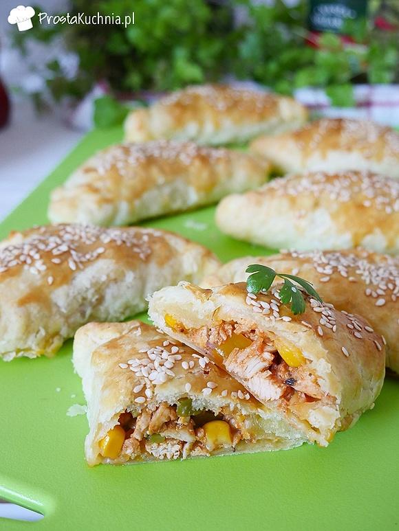 Pierożki kebabowe z ciasta francuskiego