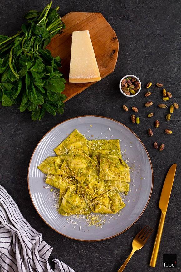 Ravioli z ricottą miętą i pesto pistacjowym