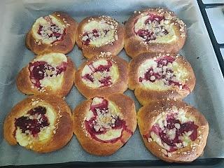 Drożdżówki z budyniem i truskawkami