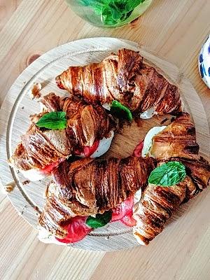 Domowe pesto na śniadanie z rogalikami i mozzarellą