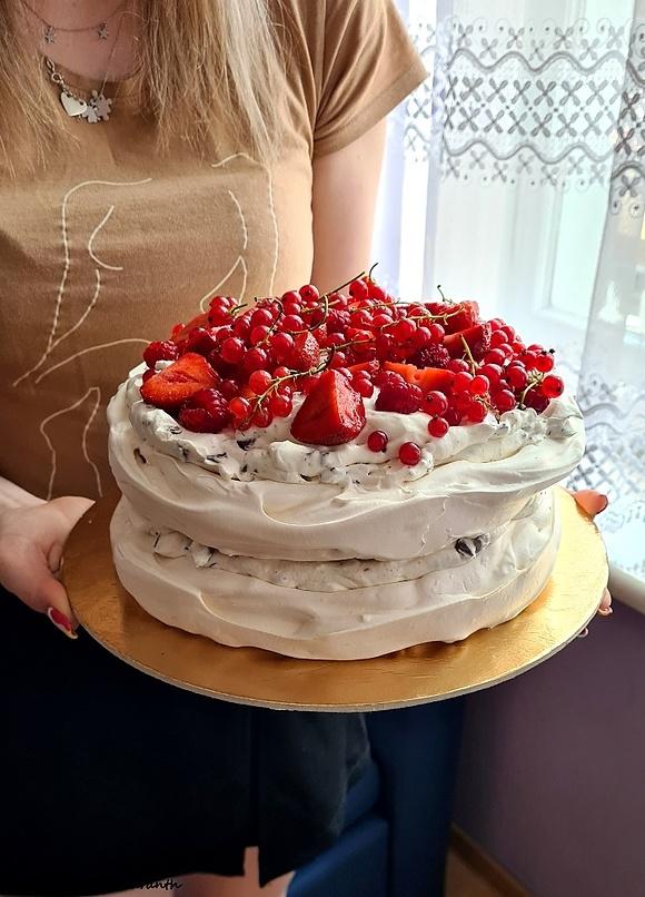 Tort bezowy z kremem straciatella i czerwonymi owocami