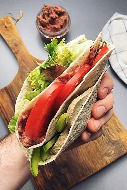 Tortilla wrap z pastą z fasoli
