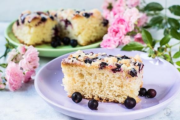 Ciasto drożdżowe orkiszowe z czarną porzeczką