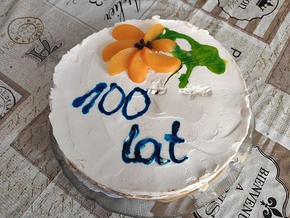 Tort na zimno z brzoskwiniami