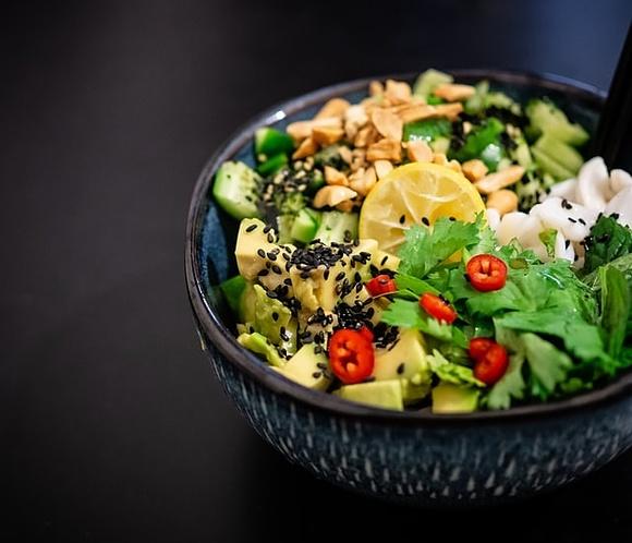 Czym jest poke bowl i jak je przygotować