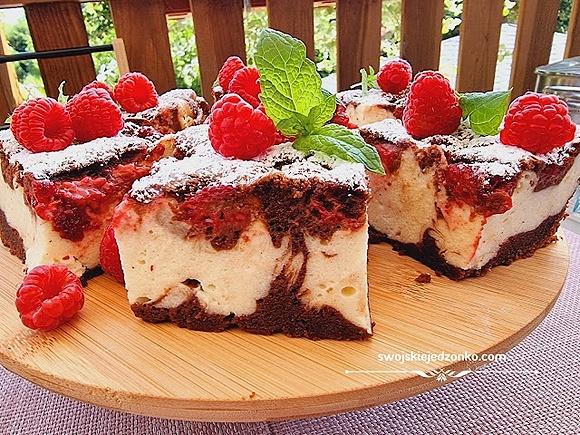 Sernikobrownie z malinami