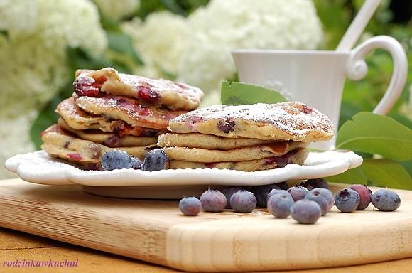 Pancakes owsiane na maślance z borówkami