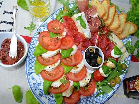 Sałatka caprese z włoskimi dodatkami