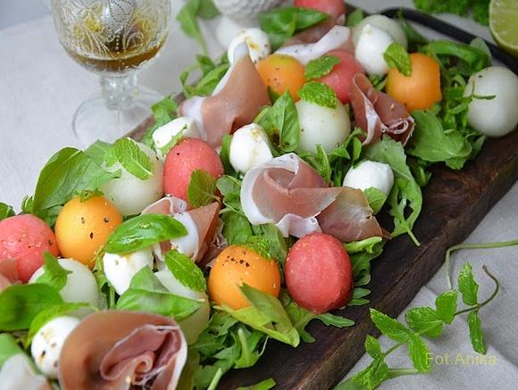 Sałatka z melona i szynki prosciutto