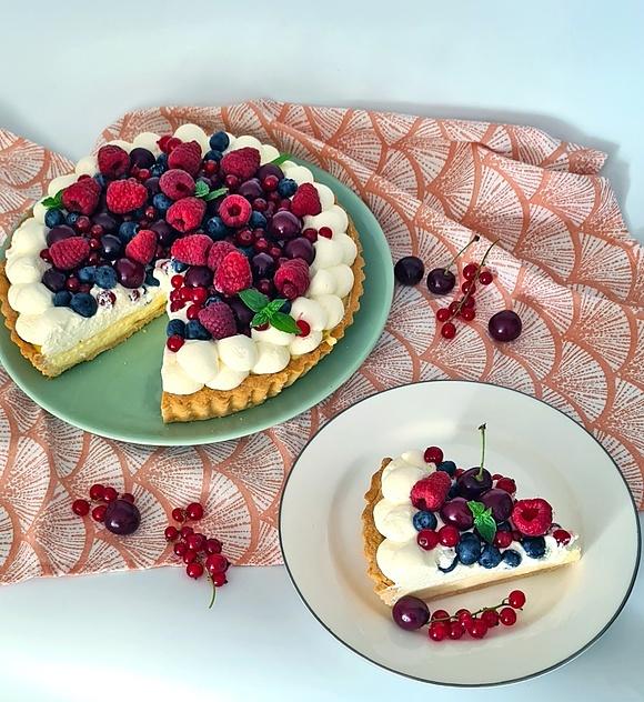 Tarta z kremem waniliowym i owocami