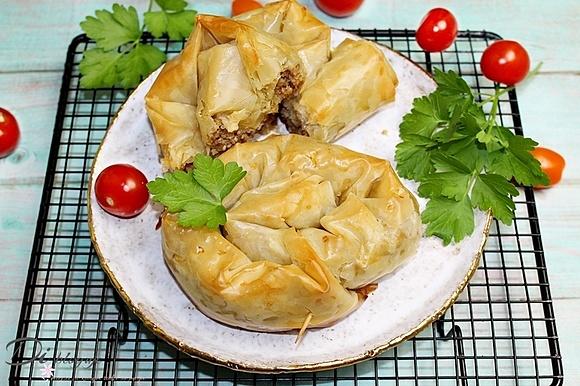 Burek z mięsem mielonym