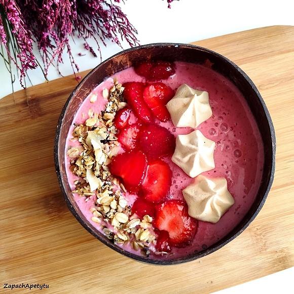 Truskawkowa smoothie bowl