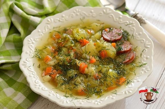 Zupa z młodej kapusty, kalarepy i cukinii na wiejskiej kiełbasie