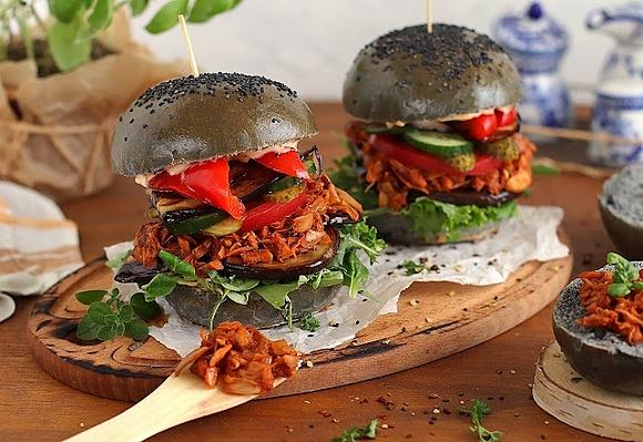 Czarny burger vege szarpany
