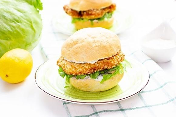 Burger z kurczakiem - przepis na soczysty chicken burger
