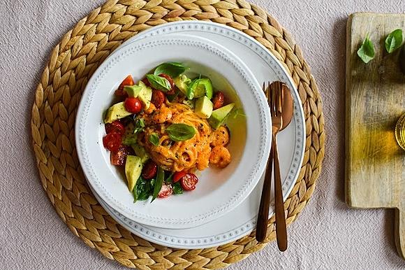 Spaghetti z krewetkami i lekką sałatką