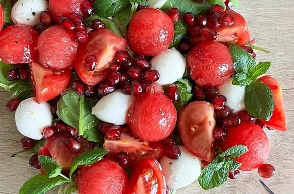 Sałatka z arbuzem, mozzarellą i pomidorkami cherry
