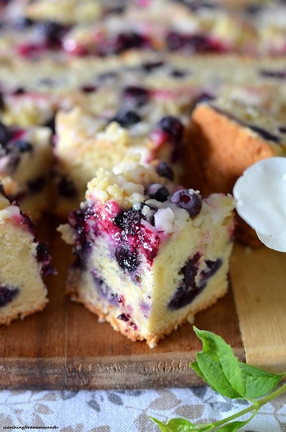 Ciasto limonkowe na maślance z borówkami i kruszonką