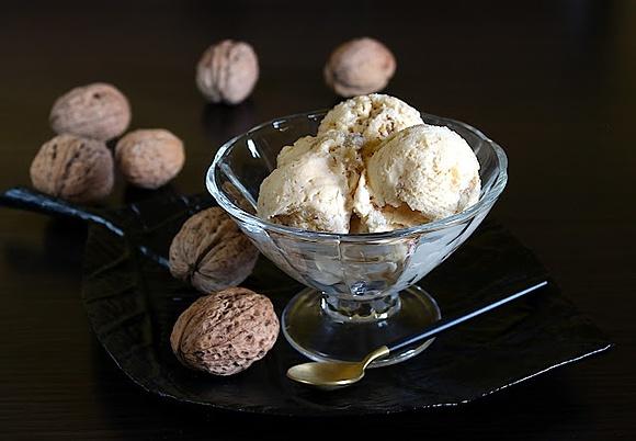 Lody z karmelizowanymi orzechami