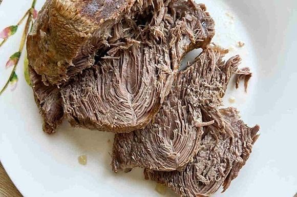 Szarpana wołowina w sosie własnym