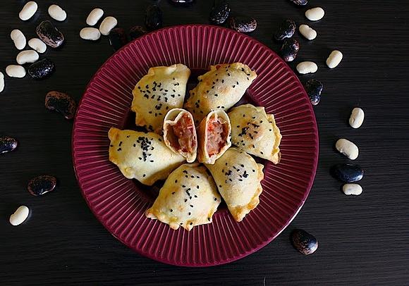 Pieczone pierogi z pastą fasolową
