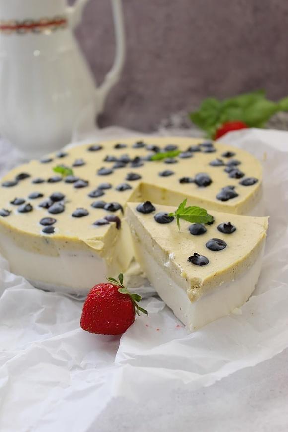 Sernik mascarpone z pistacjową warstwą i borówkami