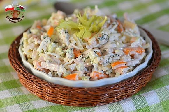 Pyszna i szybka sałatka z szynką serem i selerem naciowym