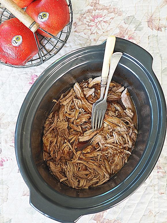 Pulled pork z wolnowaru z jabłkami i sosem bbq
