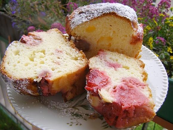 Drożdżowe ciasto na oleju z truskawkami