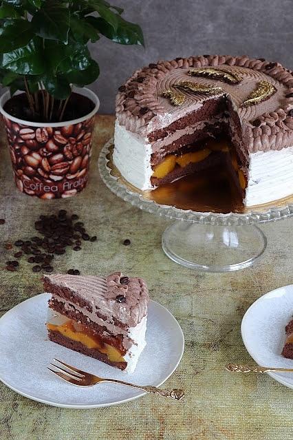 Tort kawowy z brzoskwiniami