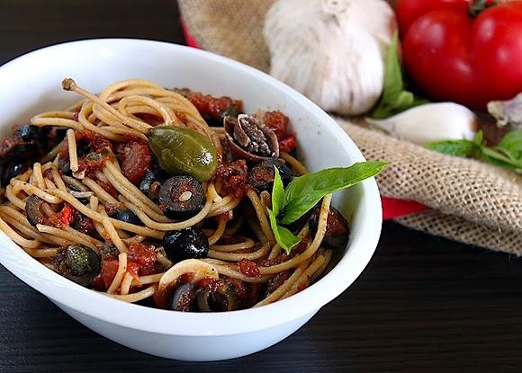Spaghetti alla Puttanesca - makaron w stylu kurtyzany