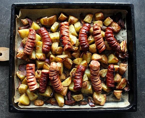 Kiełbasa pieczona z ziemniakami i musztardą