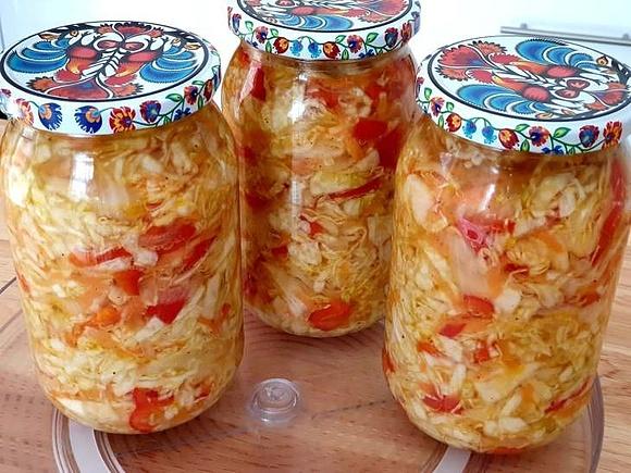 Młoda kapusta z papryką na zimę do słoików
