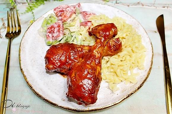 Aromatyczne pałki kurczaka w marynacie pomidorowej