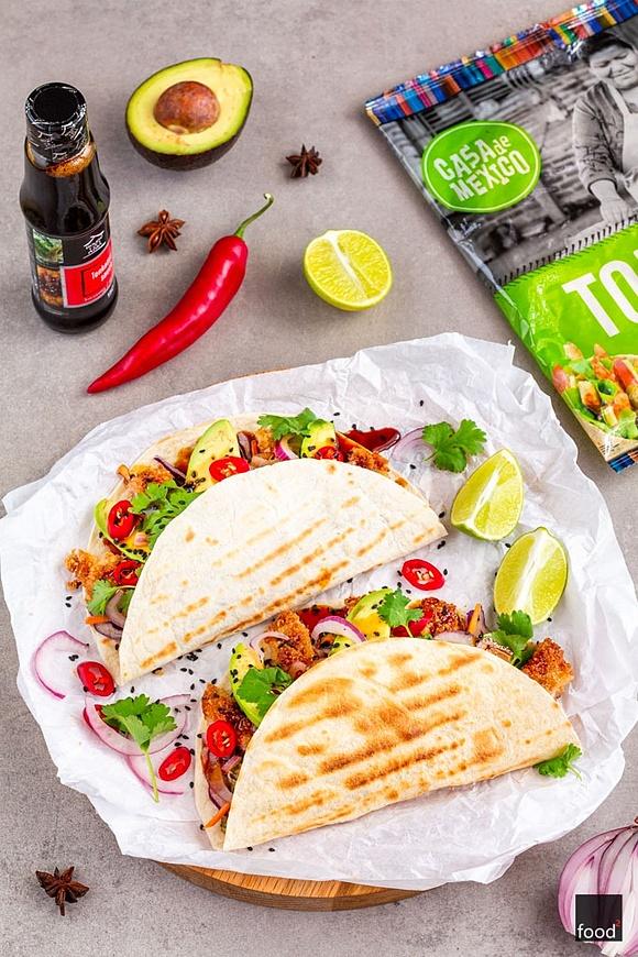 Wrapy z chrupiącą wieprzowiną tonkatsu, awokado i warzywami