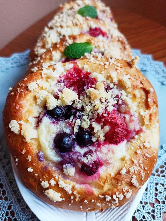 Drożdżówki z owocami i serkiem mascarpone