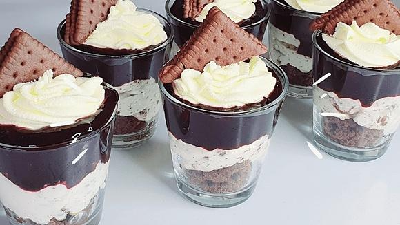 Szybki deser z czarną jagodą i mascarpone