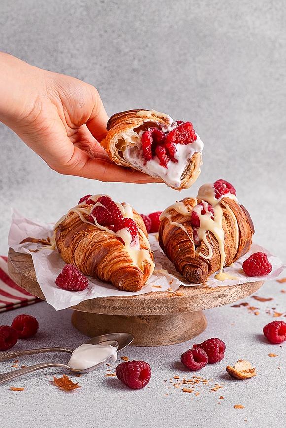Croissanty z kremem z białej czekolady i malinami