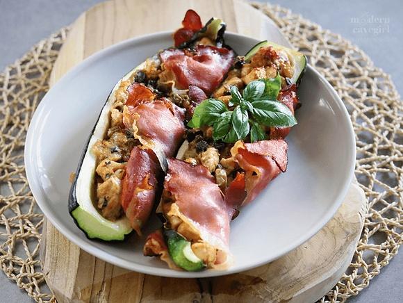 Keto cukinia nadziewana kurczakiem i pieczarkami