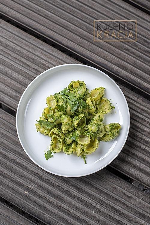 Makaron z pesto z awokado, pietruszki i kolendry