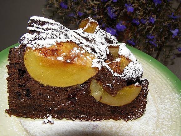 Ciasto kakaowe z borówkami leśnymi i gruszkami