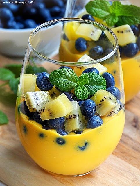 Deser z mango, kiwi i borówkami