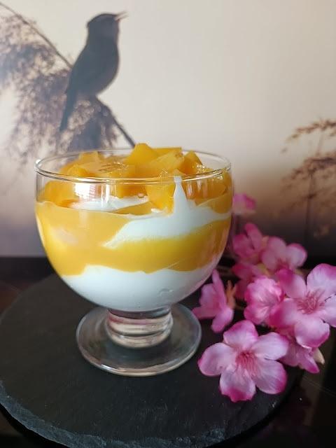 Lodowy deser z brzoskwiniami i kremem mascarpone