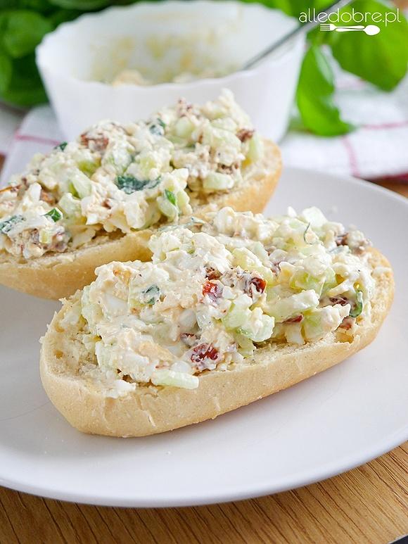 Pasta kanapkowa bez majonezu - przepis na aromatyczną pastę do chleba