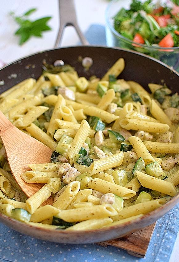 Makaron z cukinią i kurczakiem w sosie pesto